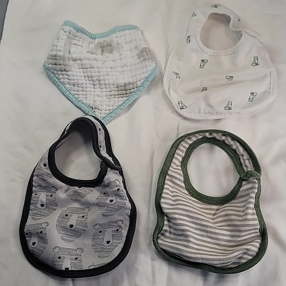Bundle of 4 bibs - Picture 1 of 2